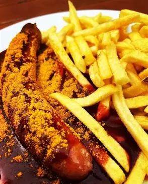 Currybockwurst mit Pommes Frites